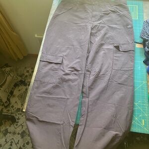 Alo Yoga The Edge Tailored Cargo Trousers raisin Size Large